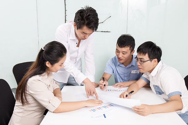 設(shè)計(jì)合理激勵(lì)機(jī)制，激發(fā)員工工作積極性和創(chuàng)新精神