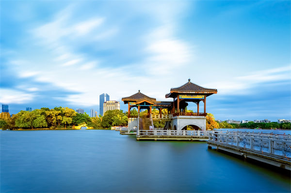 惠州戰(zhàn)略咨詢公司如何為企業(yè)定制長遠(yuǎn)發(fā)展規(guī)劃？