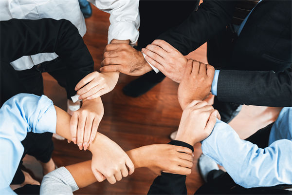 在制定企業(yè)戰(zhàn)略規(guī)劃時(shí)，如何平衡短期與長期目標(biāo)？