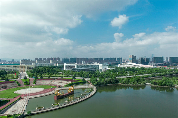 南昌戰(zhàn)略咨詢公司如何為企業(yè)定制長(zhǎng)遠(yuǎn)發(fā)展規(guī)劃？
