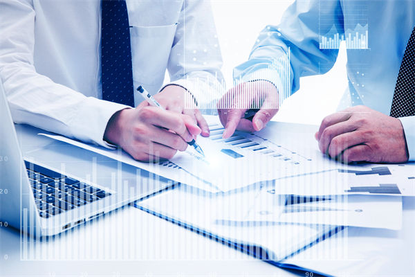 如何通過預算分析，識別企業(yè)運營中的潛在風險與機遇？