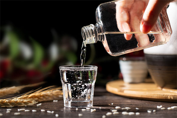 白酒遇冷，集體“降度”，關(guān)聯(lián)企業(yè)有何營銷啟示？